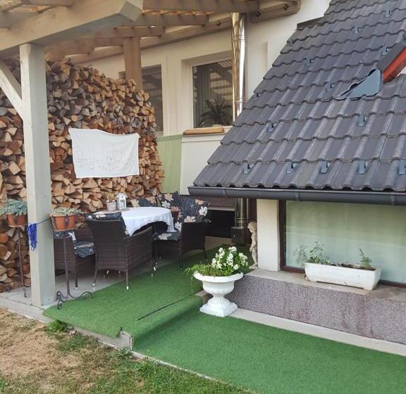 اتاق خانوادگی, Mama's House