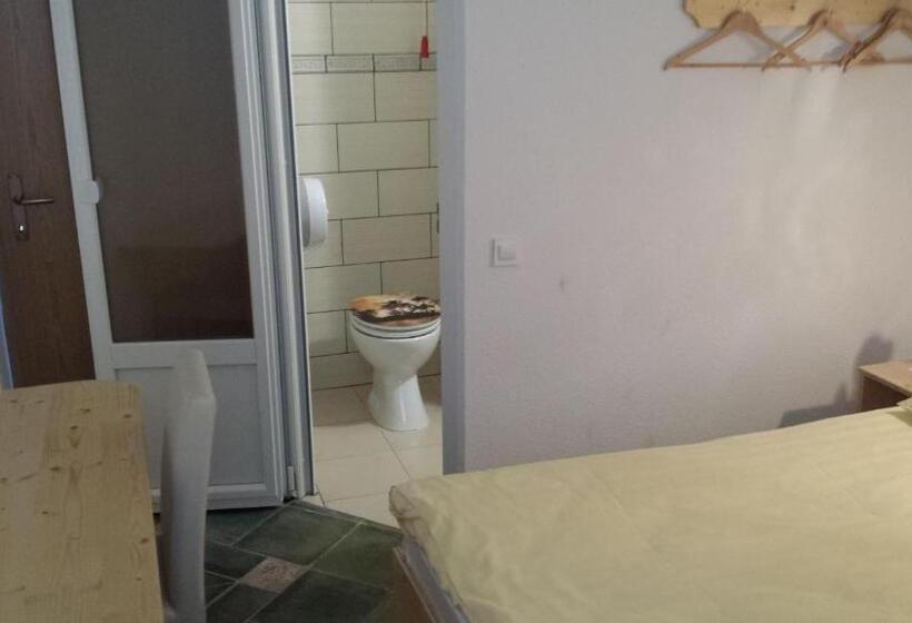 اتاق استاندارد, Mama's House