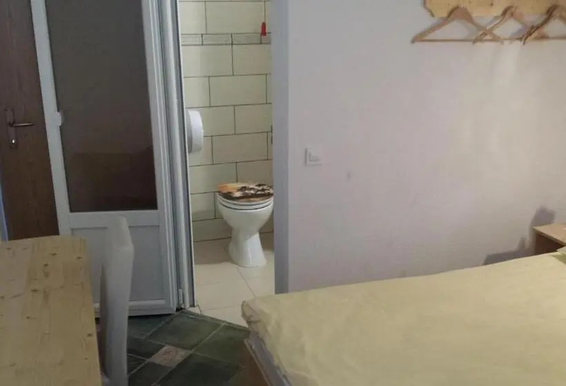 اتاق استاندارد, Mama's House