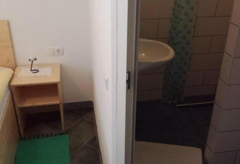 اتاق استاندارد, Mama's House