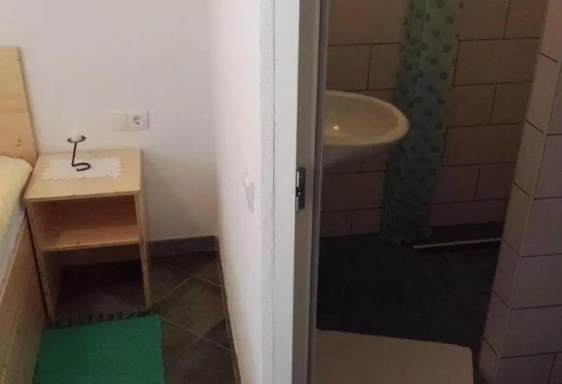اتاق استاندارد, Mama's House