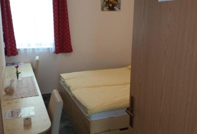 اتاق استاندارد, Mama's House