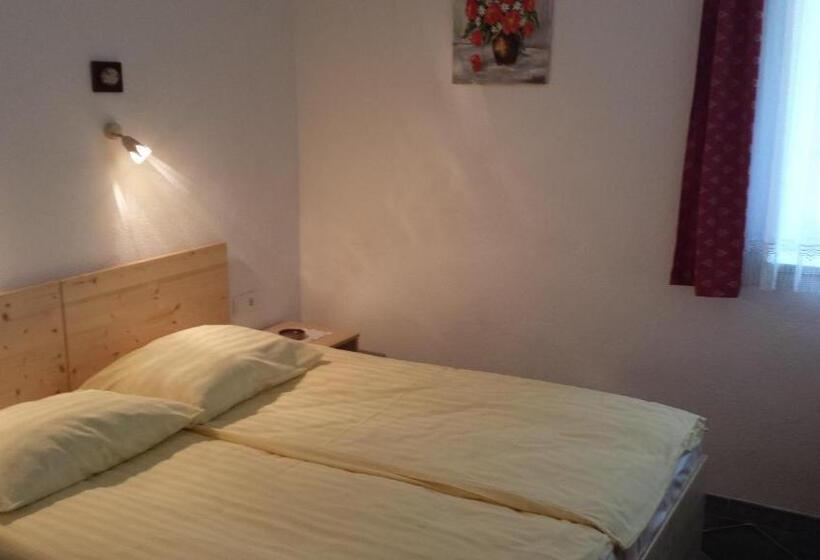 اتاق استاندارد, Mama's House