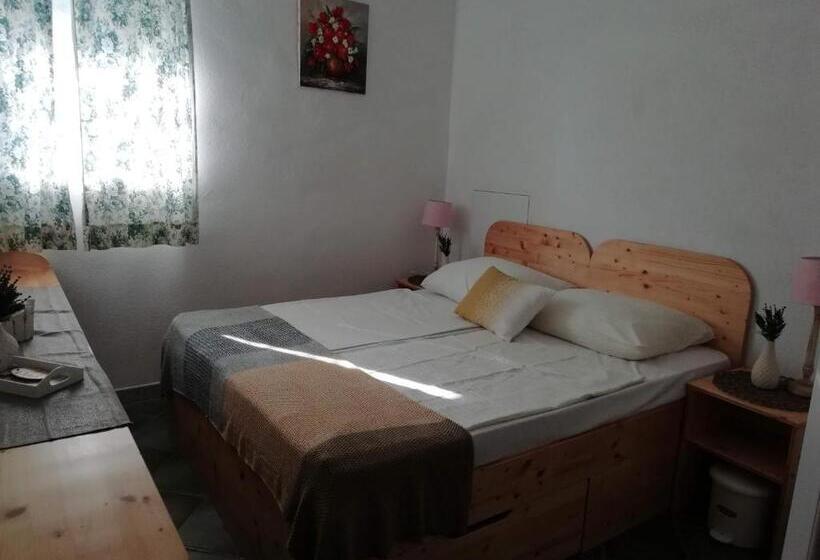 اتاق استاندارد, Mama's House