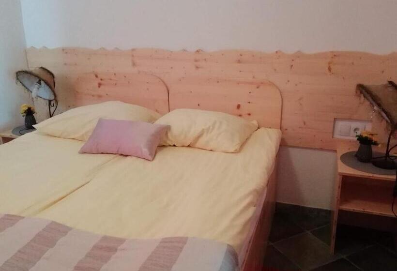 اتاق استاندارد, Mama's House