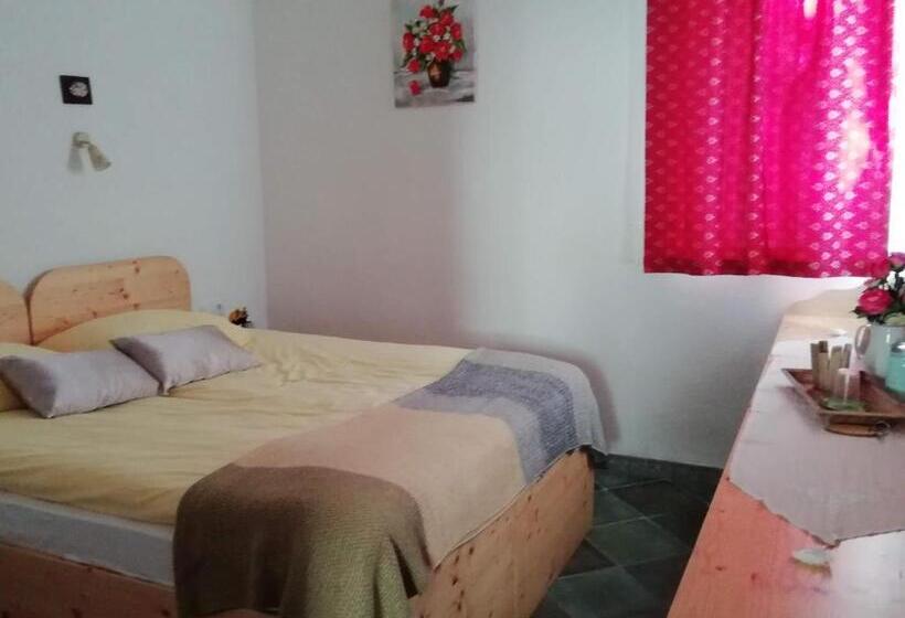 اتاق استاندارد, Mama's House