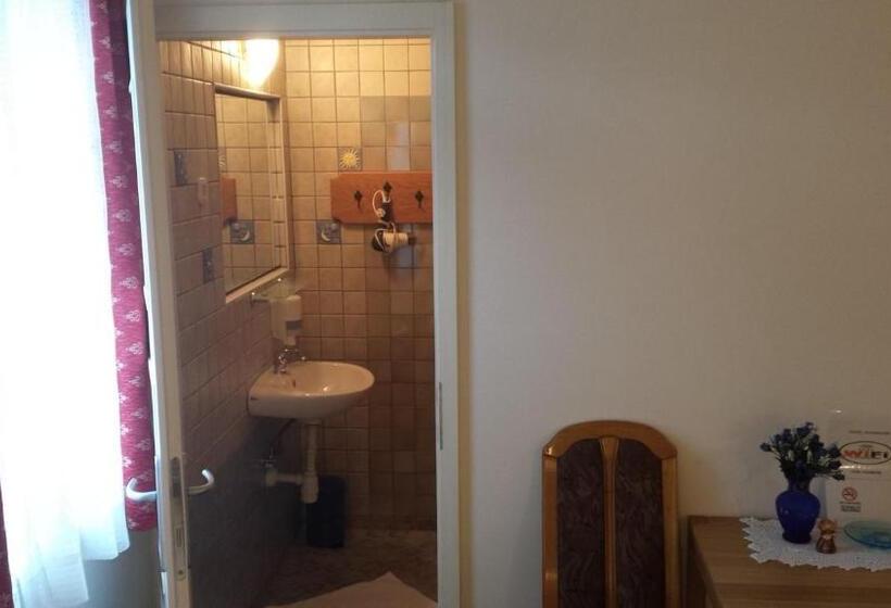 اتاق استاندارد سه نفره, Mama's House