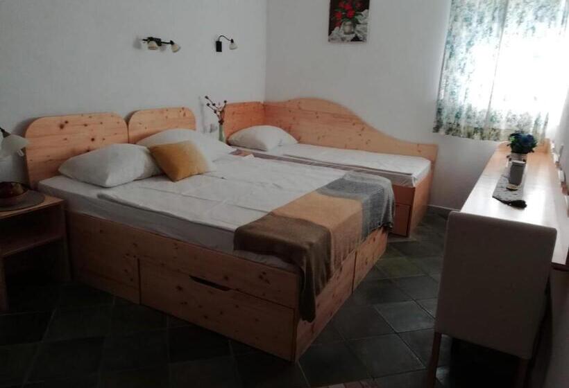 اتاق استاندارد سه نفره, Mama's House