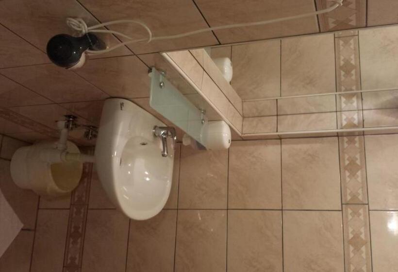 اتاق استاندارد چهار تخته, Mama's House