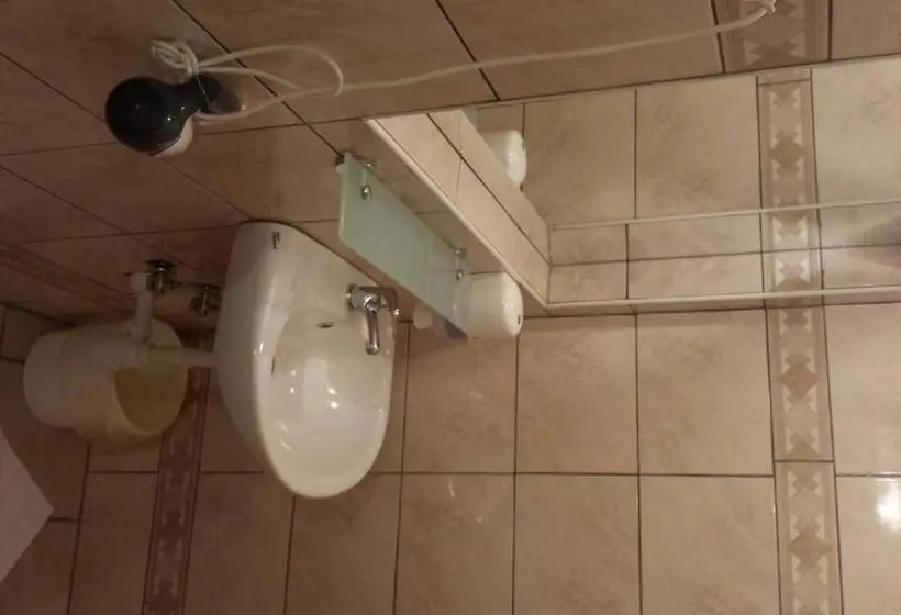 اتاق استاندارد چهار تخته, Mama's House