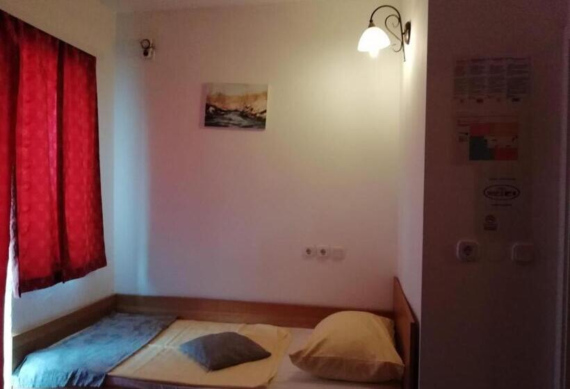 اتاق استاندارد چهار تخته, Mama's House