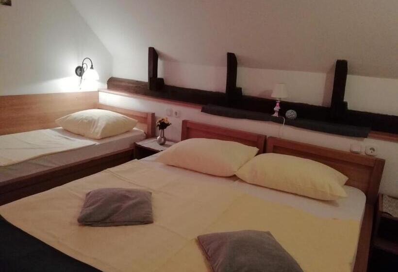 اتاق استاندارد چهار تخته, Mama's House