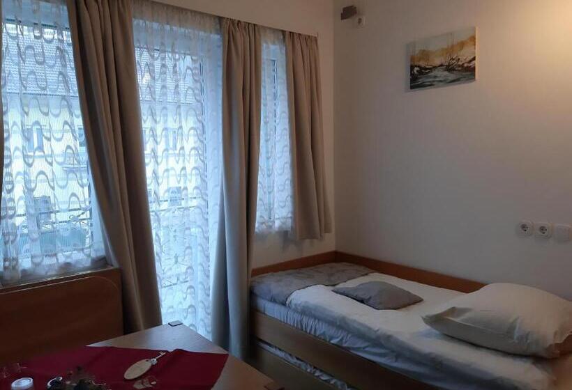 اتاق استاندارد چهار تخته, Mama's House