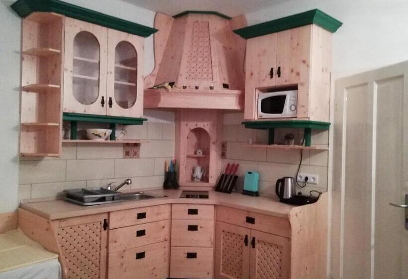 آپارتمان 2 خوابه, Mama's House