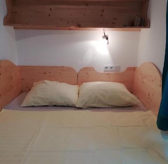 آپارتمان 2 خوابه, Mama's House