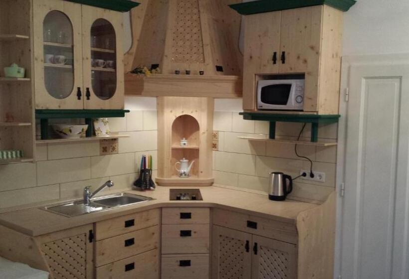 آپارتمان 2 خوابه, Mama's House