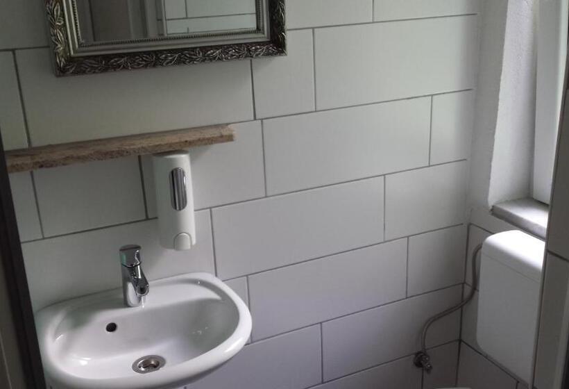 اتاق پنج‌تخته استاندارد, Mama's House