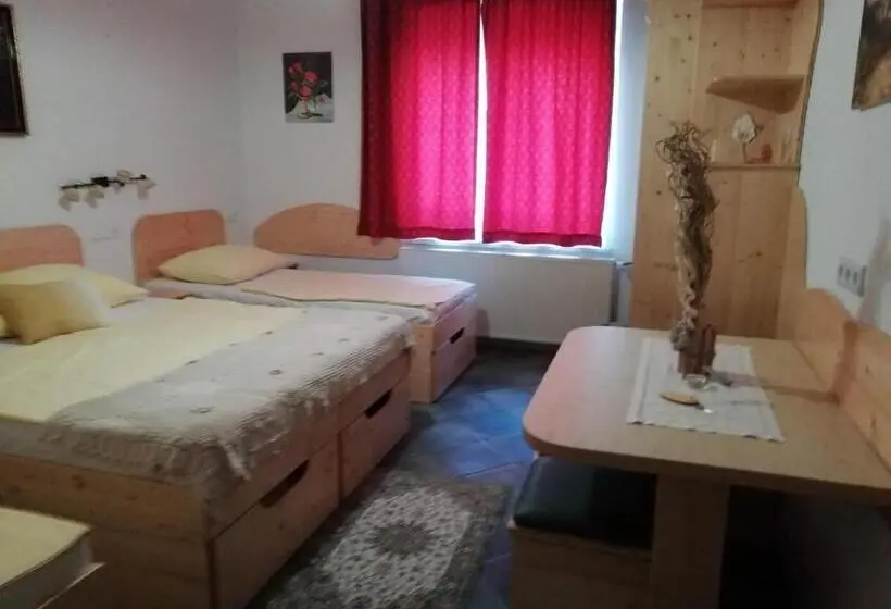 اتاق پنجتخته استاندارد, Mama's House