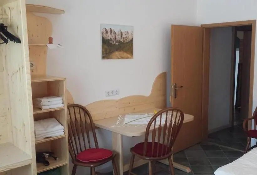 اتاق پنجتخته استاندارد, Mama's House