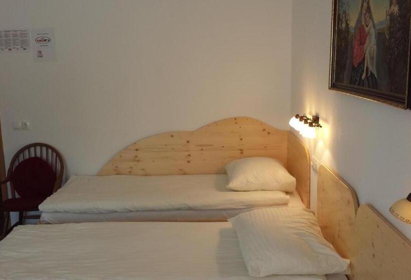 اتاق پنج‌تخته استاندارد, Mama's House