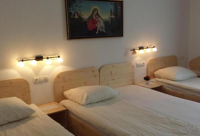 اتاق پنج‌تخته استاندارد, Mama's House