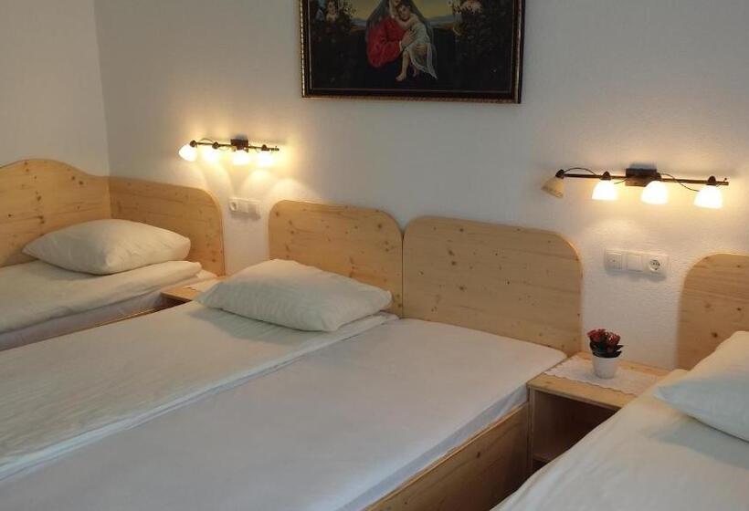 اتاق پنج‌تخته استاندارد, Mama's House