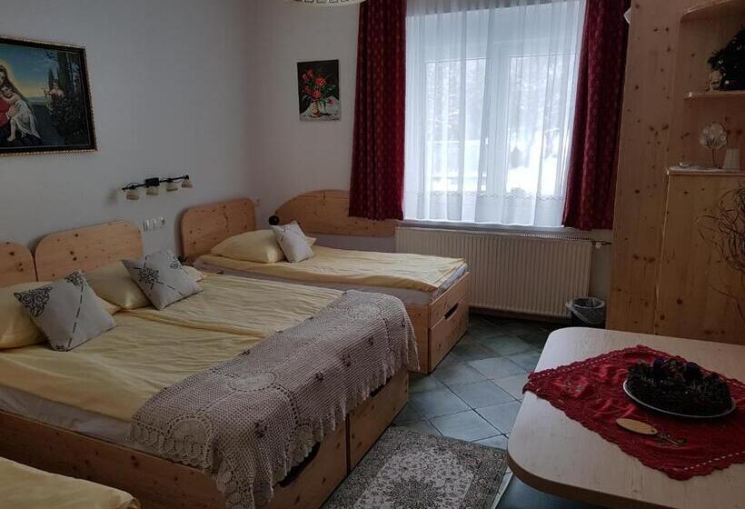 اتاق پنج‌تخته استاندارد, Mama's House