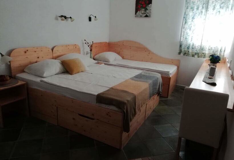 اتاق استاندارد سه نفره, Mama's House