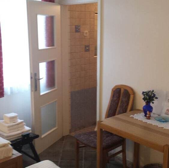 اتاق استاندارد سه نفره, Mama's House