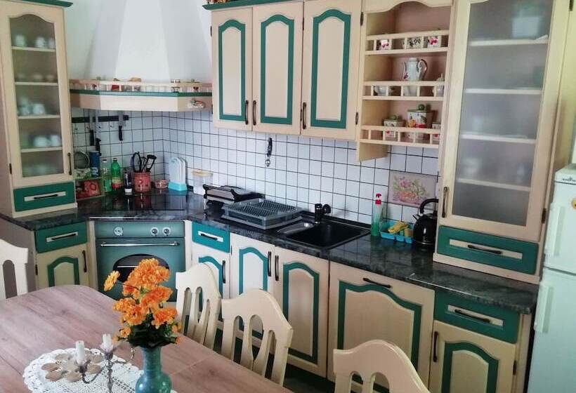 اتاق استاندارد چهار تخته, Mama's House