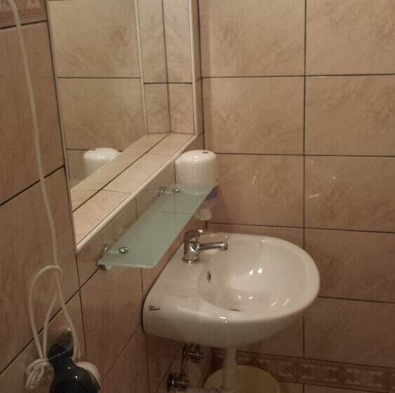 اتاق استاندارد چهار تخته, Mama's House