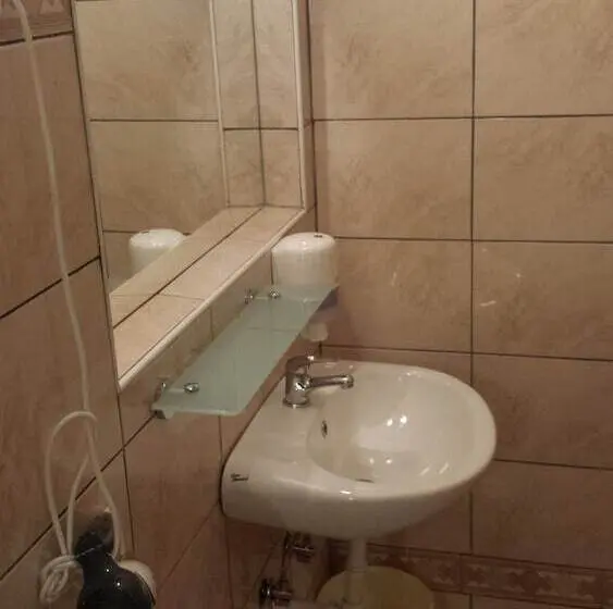 اتاق استاندارد چهار تخته, Mama's House