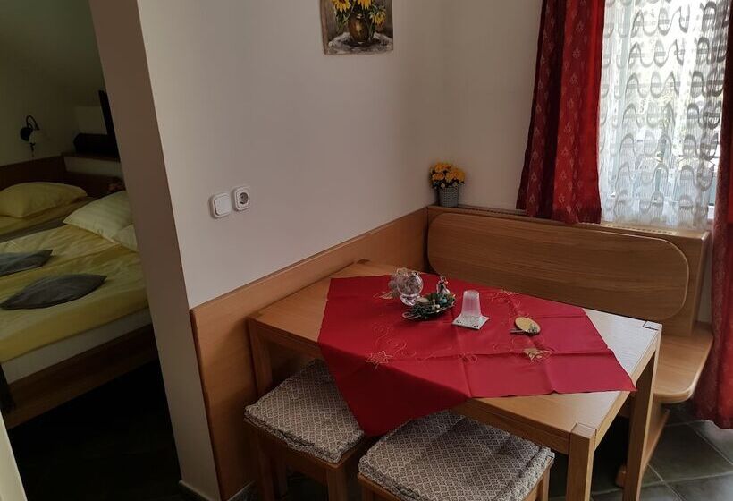 اتاق استاندارد چهار تخته, Mama's House