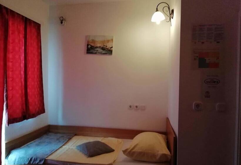 اتاق استاندارد چهار تخته, Mama's House