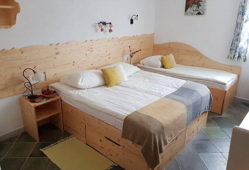 اتاق استاندارد سه نفره, Mama's House