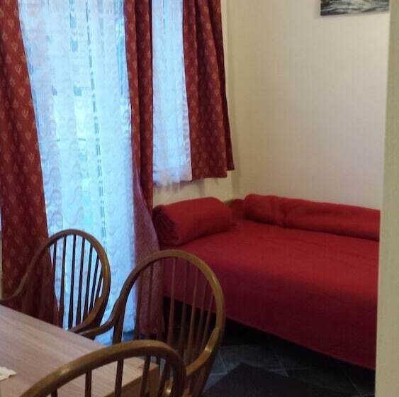 اتاق استاندارد چهار تخته, Mama's House