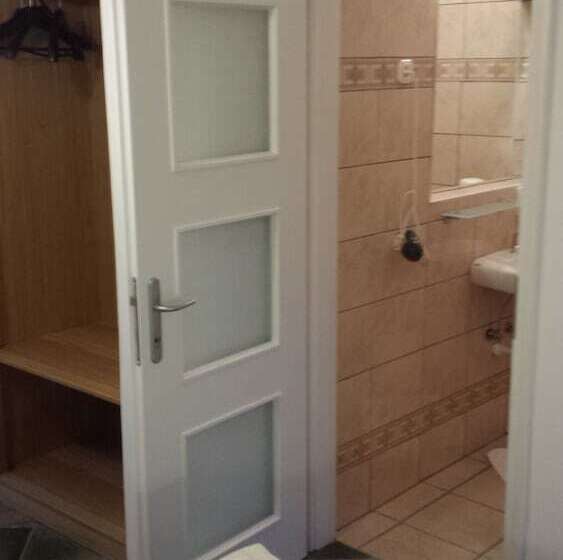 اتاق استاندارد چهار تخته, Mama's House