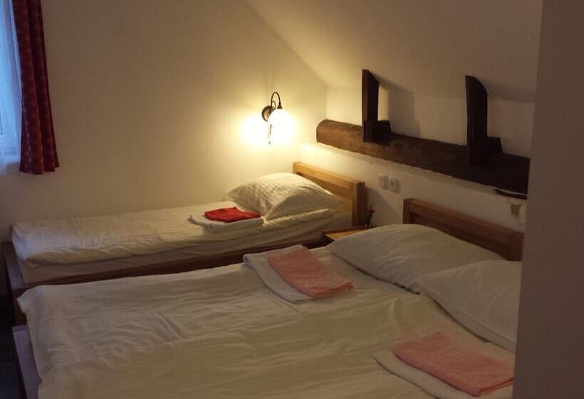 اتاق استاندارد چهار تخته, Mama's House