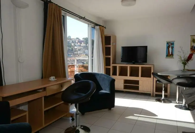 استودیوی استاندارد, Aina Hôtel