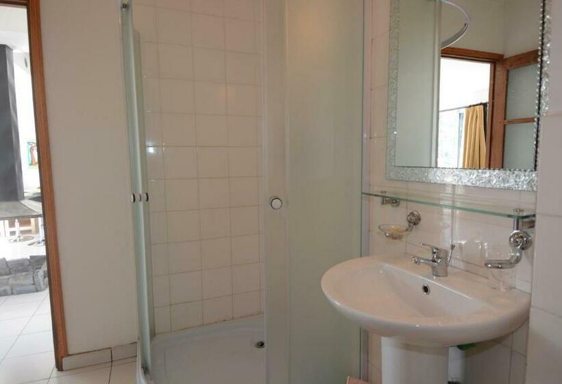 استودیوی استاندارد, Aina Hôtel