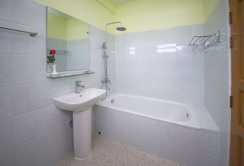 اتاق سوپریور, Myat Nan Taw Win