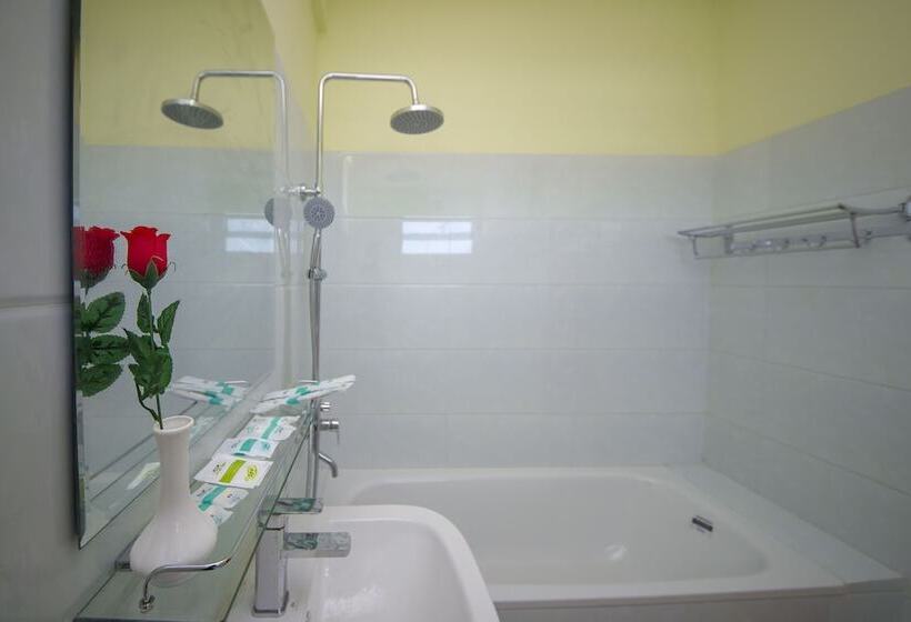 اتاق سوپریور, Myat Nan Taw Win