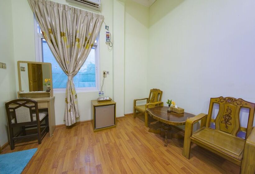 اتاق سوپریور, Myat Nan Taw Win