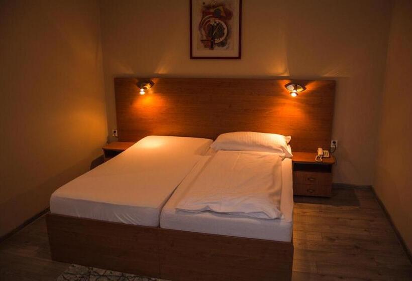 Номер Стандарт, Roháč