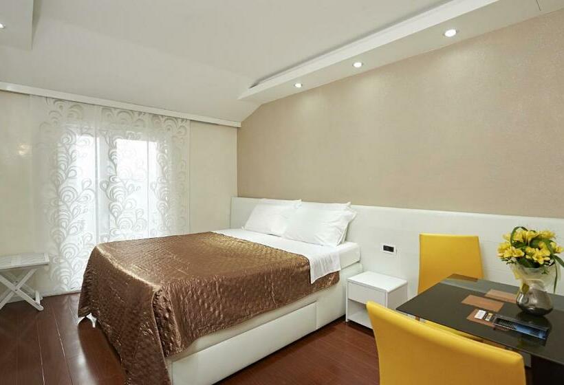 اتاق سوپریور با چشمانداز دریا و بالکن, Tomi