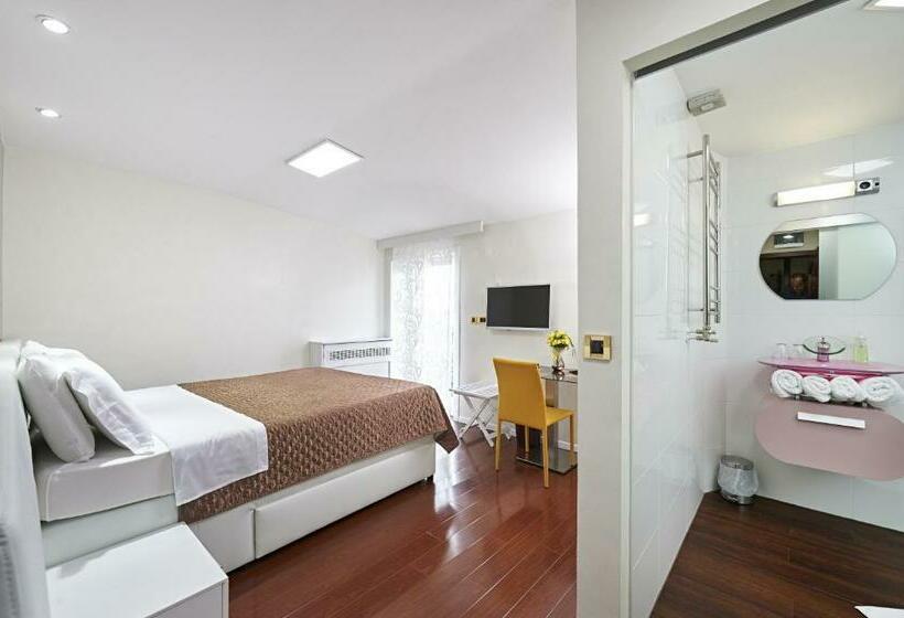 اتاق سوپریور با چشمانداز دریا و بالکن, Tomi