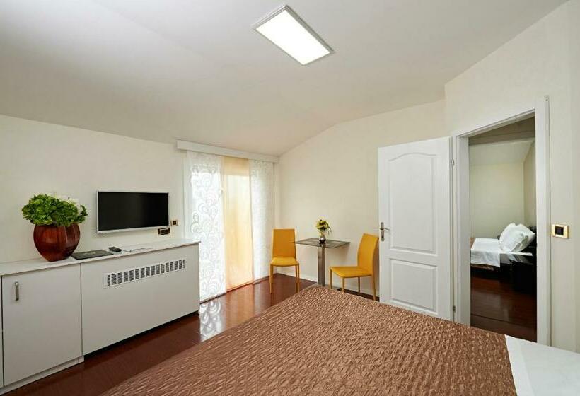 سوییت با چشمانداز دریا, Tomi