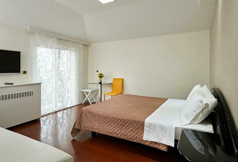 اتاق سوپریور با چشمانداز دریا و بالکن, Tomi