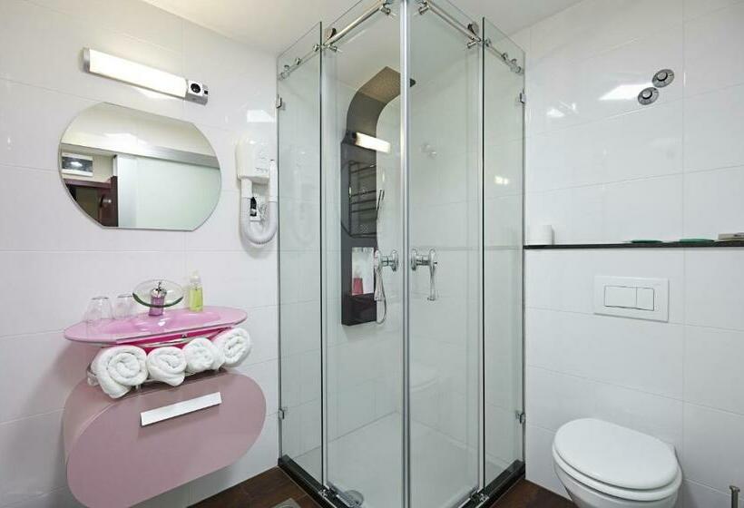 اتاق سوپریور با چشمانداز دریا و بالکن, Tomi