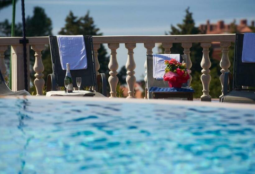 اتاق سوپریور با چشمانداز دریا و بالکن, Tomi